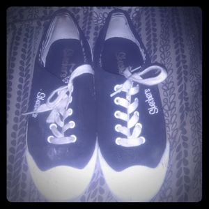 Women's skechers size 8